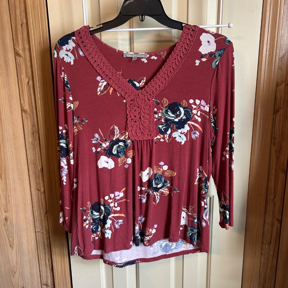 DANIEL RAINN Elura Detailed V-Neck Lace Knit Top - Size Large